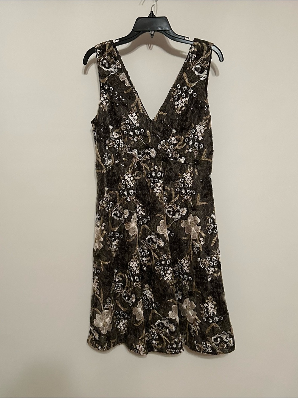 Calvin Klein Brown Floral V‑Neck Midi Dress with Cream Accents